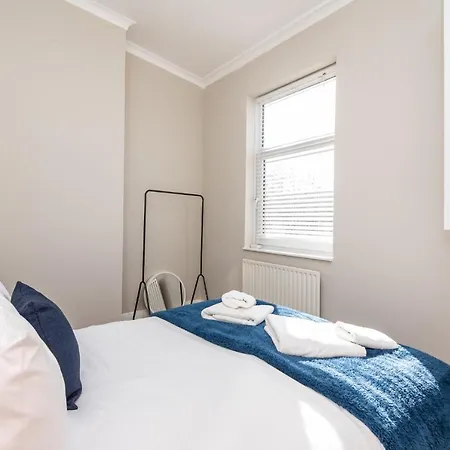 Lovely Overlooking Walls - Pass The Keys York