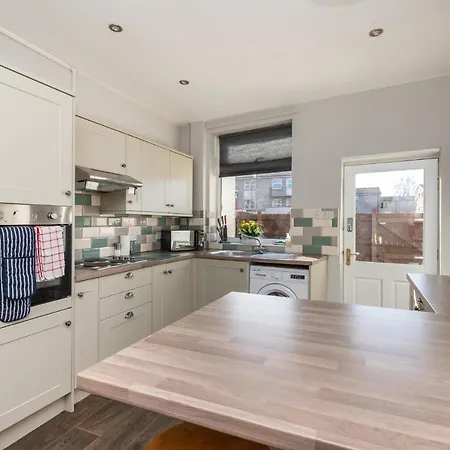 Lovely Overlooking Walls - Pass The Keys York