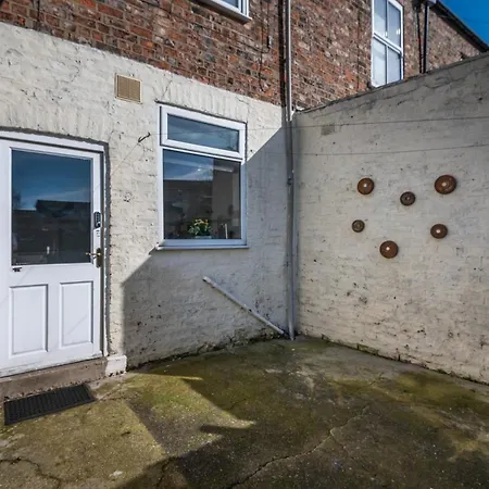 Lovely Overlooking Walls - Pass The Keys *